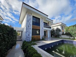 Marmaris’te villa bölgesinde, 470 m² arsa içinde, tam müstakil, havuzlu, sıfır yapım, 6+1 ebeveyn banyolu, lüks donanımlı villa.