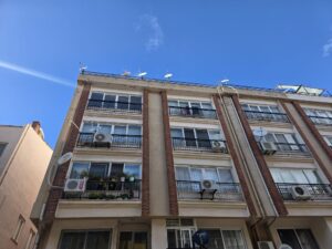 Marmaris Merkez’de denize yürüme mesafesinde, geniş ve ferah yaşam alanlarıyla büyük ailelere ideal! Merkezi konum, hemen taşınma fırsatı ve yüksek yatırım değeri bir arada!